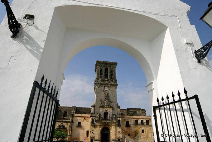 Opening the Basilica Arcos de la Frontera - Spain