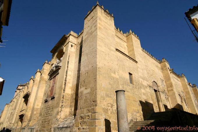 Beneath the walls of the mosque, angle D Grada Calle Redonda, Cordoba - Spain, Andalusia