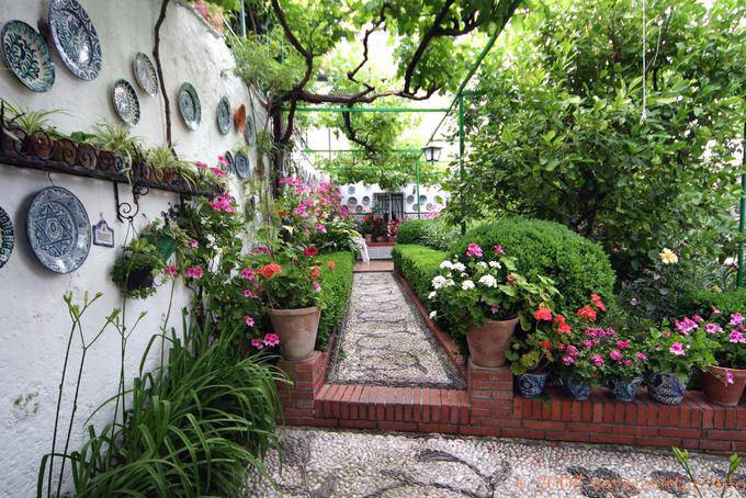 Garden Albaicin plates, Granada - Spain