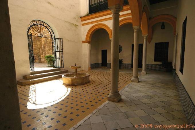 Dining columns and basin, Cuarto del Amirante, Seville Alcazar - Spain