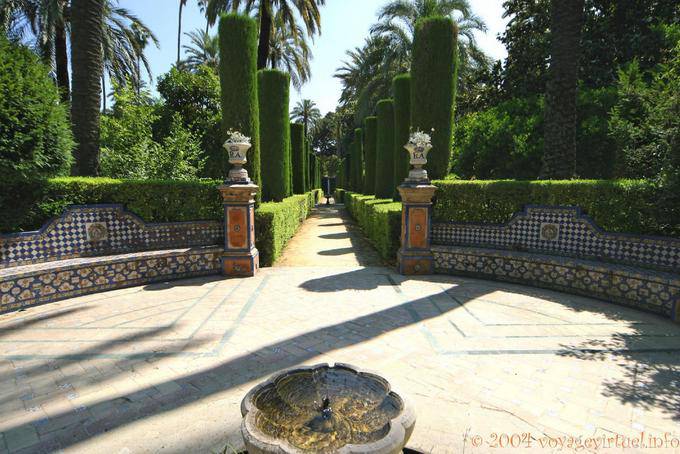 Labyrinth garden path, Seville Alcazar - Spain