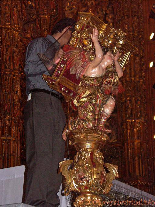 Angel appeared before the Retablo Mayor of the Catedral de Sevilla - Spain