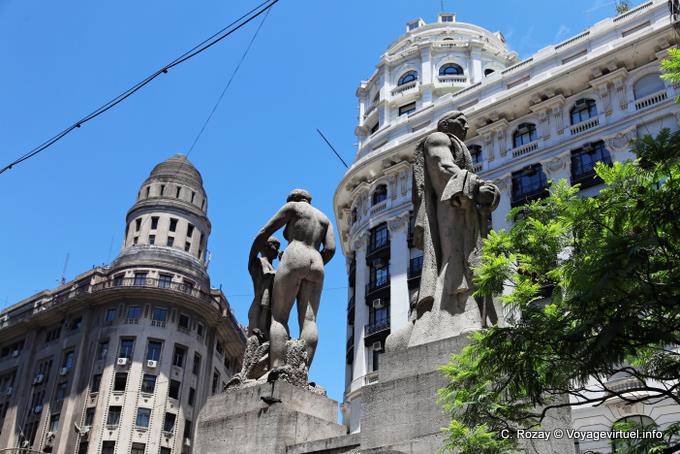 Statues at the corner of Bartolome Mitre, Avenida Roque Sáenz Peña, Buenos Aires - Argentina
