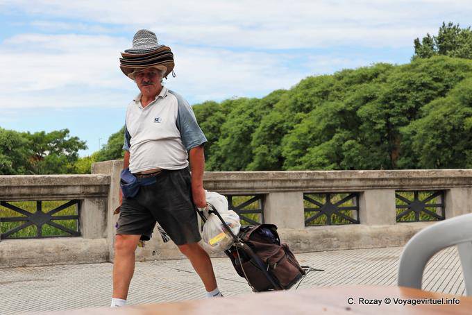 Avenida Tristan Rodriguez, man with hats, Buenos Aires - Argentina