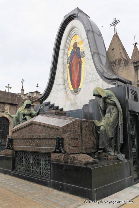 Tomb Art Deco Defferrari with sculptures, Cementerio de la Recoleta, Buenos Aires - Argentina