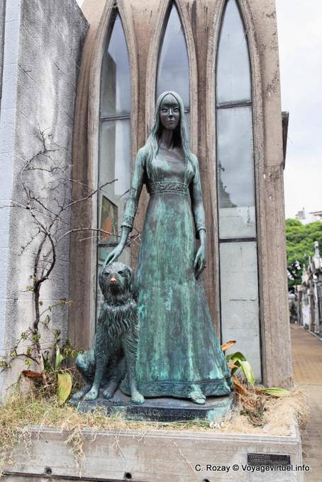 Sculpture Liliana Crocciati and his dog, Cementerio de la Recoleta, Buenos Aires - Argentina