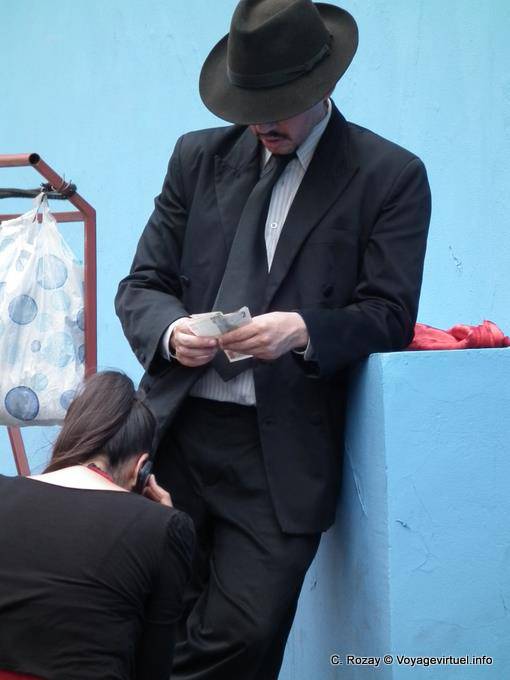 Counting income for tango dancer, La Boca, Piazoleta's Suspiros, Buenos Aires - Argentina