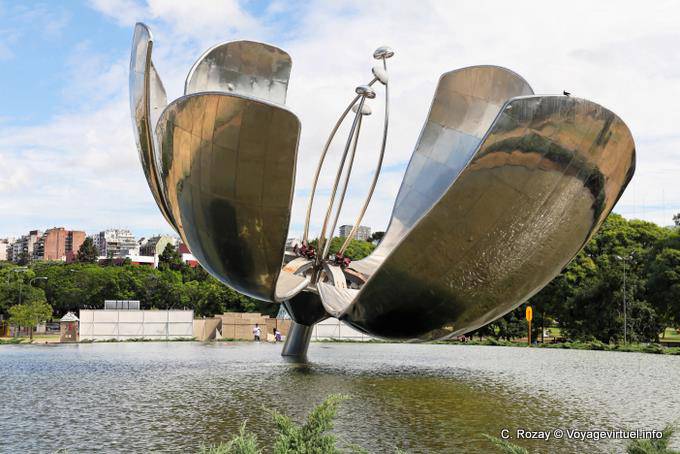The sculptor Argentine Eduardo Catalano, Plaza de las Naciones Unidas Floralis Generalis, Buenos Aires - Argentina