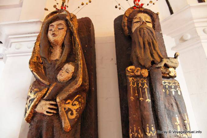 Drôles de statues en bois, Mendoza Banco Hypothecario Nacional - Argentina