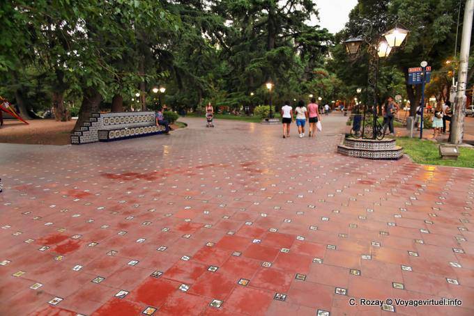 Pavage rouge avec symboles, Mendoza Plaza De Espana - Argentina