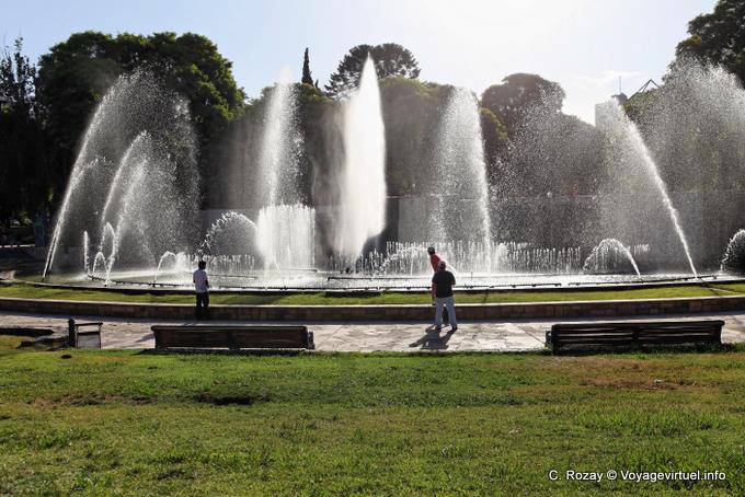 Fontaine et jets d'eau, Mendoza Plaza Independenzia - Argentina