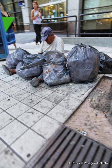 Pauvreté triant les poubelles pour récupèrer, Mendoza Plaza San Martin - Argentina