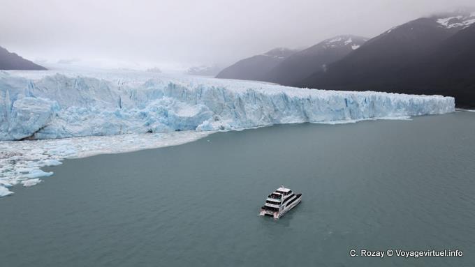 Boat before the ice cliffs south side, Perito Moreno Glacier, El Calafate - Argentina