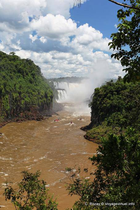 Boats to attack in the rio LESS, Puerto Iguazu Cataratas - Argentina
