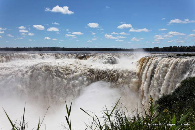 View of the Garganta del Diablo from the Argentine side, Puerto Iguazu - Argentina