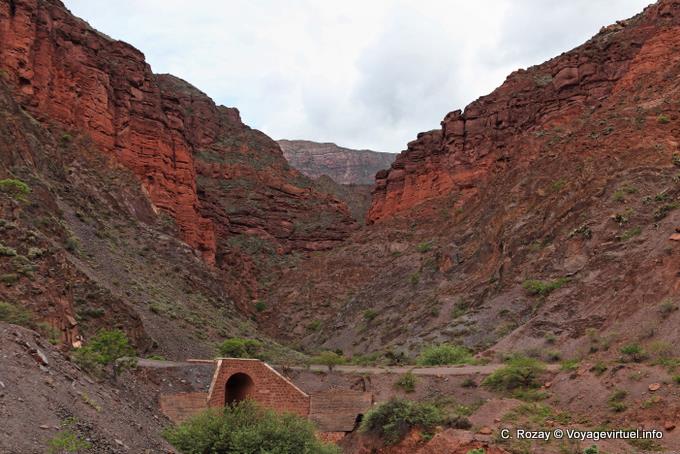 Throat tightening on the south loop of Salta Quebrada de las Conchas - Argentina