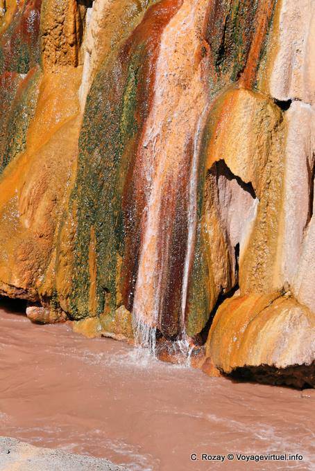 Colors concretions Ruta 7, Puente del Inca - Argentina