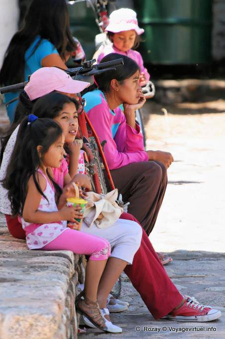 Gamines waiting, Molinos, Ruta 40 - Argentina