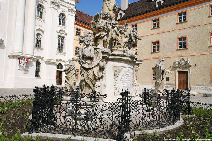 Jodok Fink Platz, Piaristenkirche, Zoom Maria Treu column - Vienna - Austria