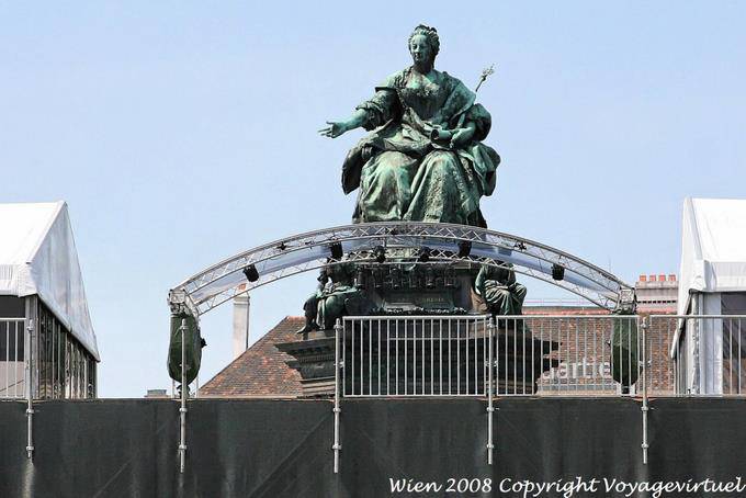 Maria Theresien Platz der Kaiserin Figur - Vienna - Austria