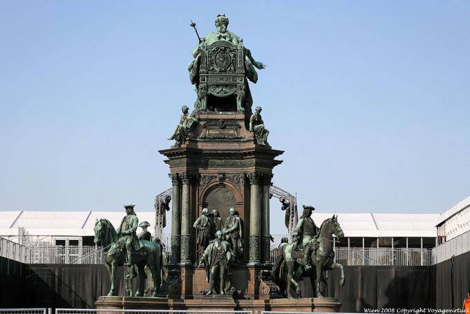 Maria Theresien Platz der Kaiserin Sockel Thronende - Vienna - Austria