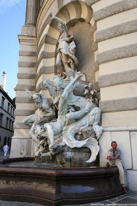 Michaeler Platz, Brunnen Macht zu See, waiting - Vienna - Austria