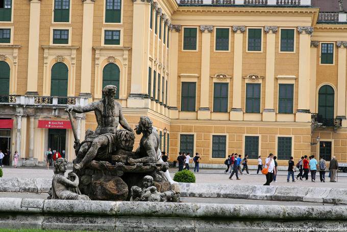 Schönbrunn Fountain Court Interieure - Vienna - Austria