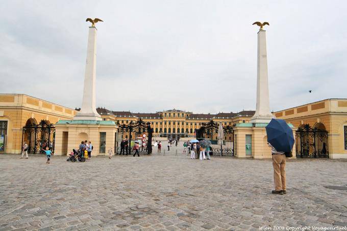 Schönbrunn Haupttor exterior view - Vienna - Austria