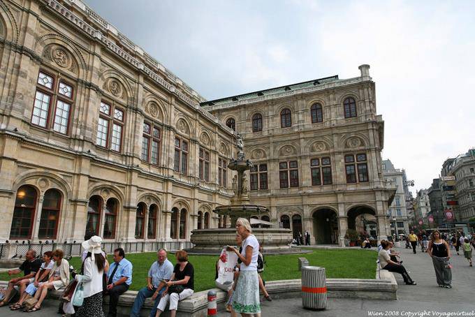 Staatsoper, tourism fountain - Vienna - Austria