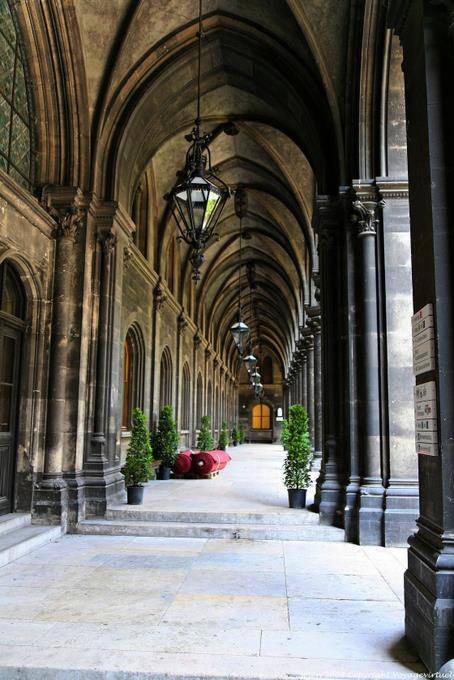 Wiener Rathaus, pass with Gothic arches - Vienna - Austria