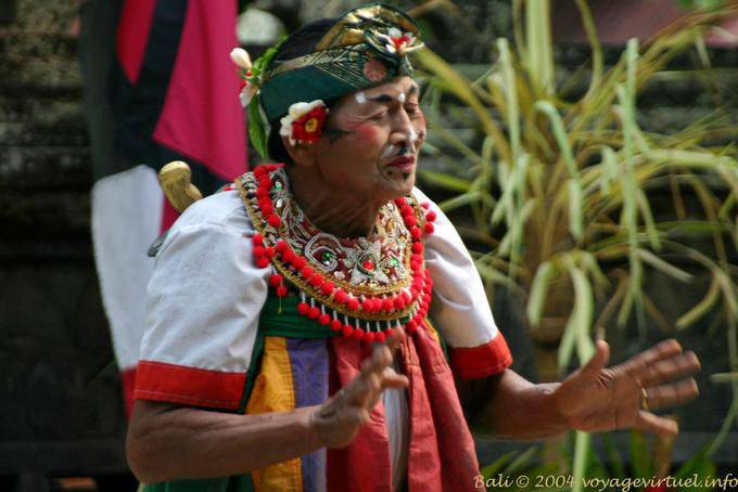 Bewitched by the witch, Balinese dance Kriss - Bali