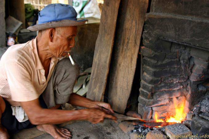 Artisan travaillant le métal, Bebandem Bali 