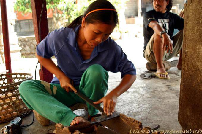 Jeune artisane au travail, Bebandem Bali 