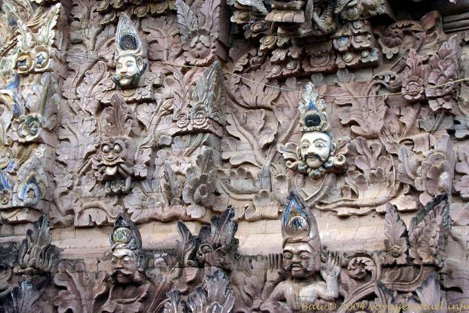 Sangsit : têtes de divinités et démons sortant du mur, Bali Pura Beji 