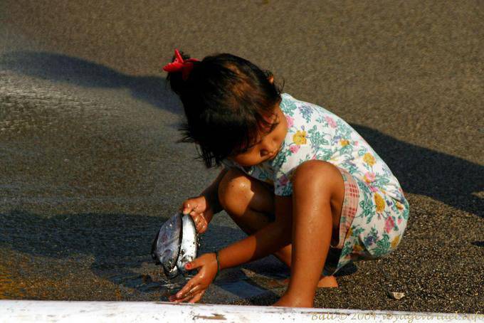 Little girl fish Candidasa - Bali