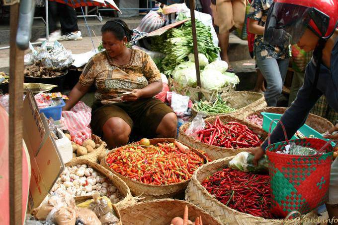 Gianyar, selling peppers - Bali