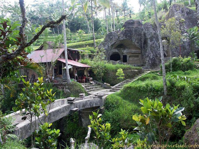 Along the stairs leading to the temple Gunung Kawi - Bali