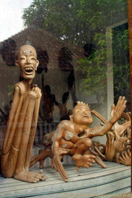 Wood artisan works, Gunung Kawi - Bali