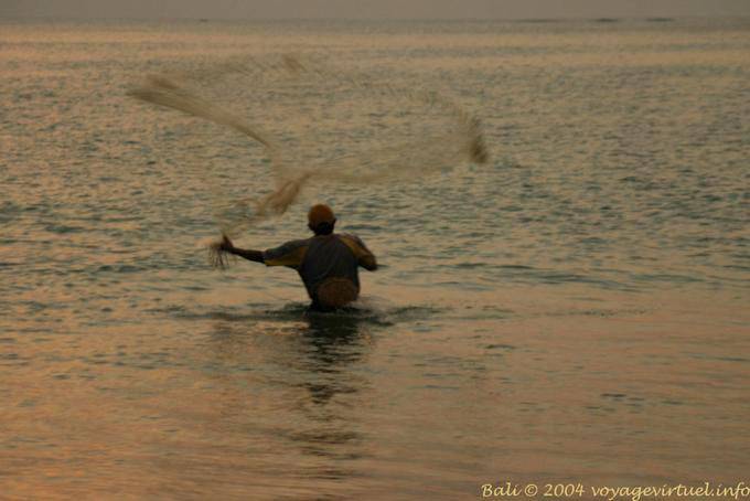Fisherman throwing a round net, Jimbaran - Bali