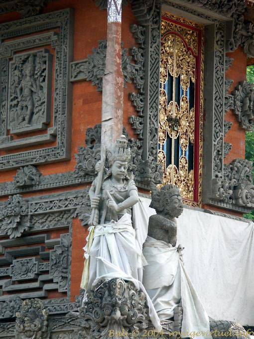 Draped statues Kehen - Bali