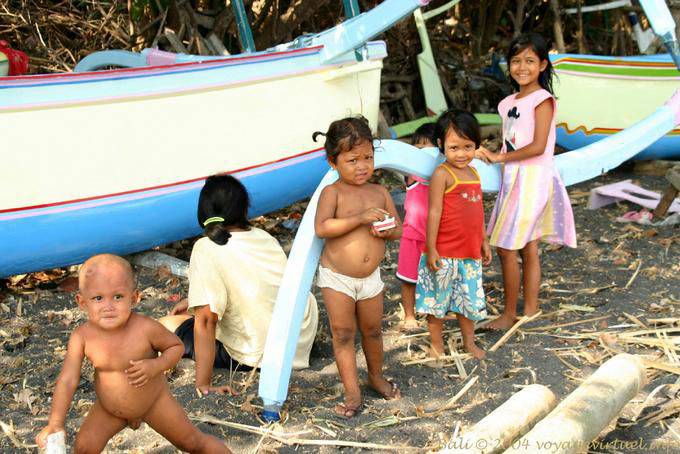 Children on the beach Kusamba - Bali