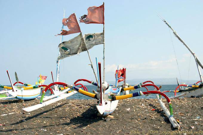Pirogue traditional Balinese two floats Kusamba - Bali