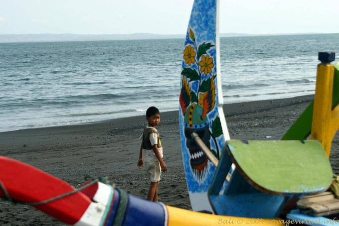 Child and ornamented jukung Kusamba - Bali