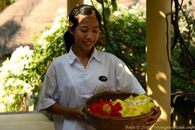 Jeune femme avec des fleurs, Lovina Bali 