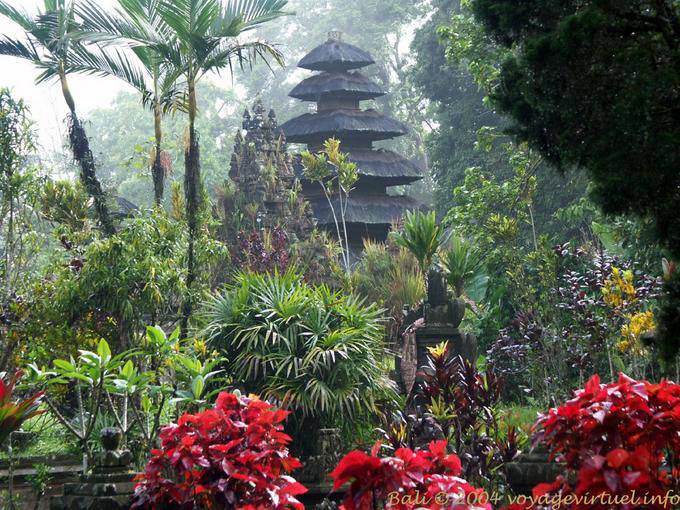 Stupa dans la jungle du Temple de Luhur Batukaru Bali Luhu Batukau 