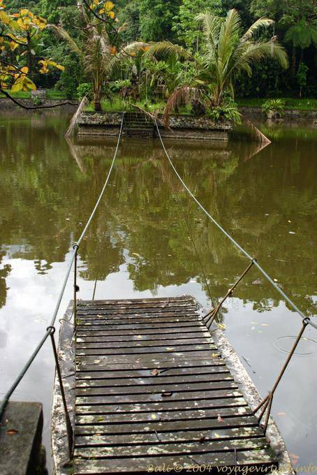 Bassin qui honore les dieux du lac Tamblingan, Luhu Batukau Bali 