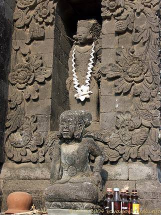 Votive statues Maduwe Karang - Bali