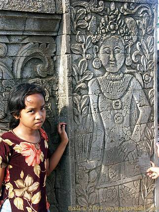Little girl before the relief Maduwe Karang - Bali