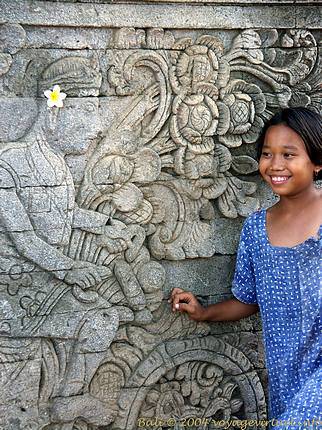 In front of the wall sculpture of the Dutch Nieuwenkamp, Maduwe Karang - Bali