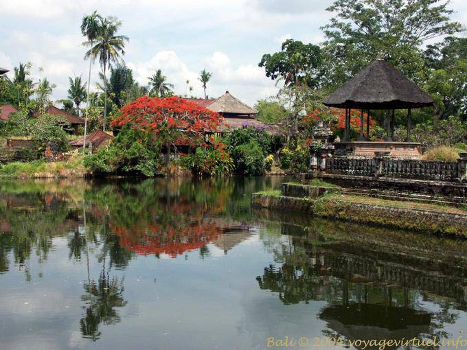 Reflets dans le bassin du temple, Mengwi Taman Ayun  - Bali